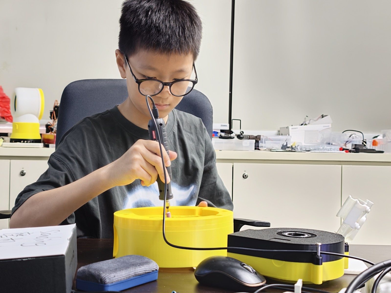 Students building and testing their projects at a NextBuilder maker class
